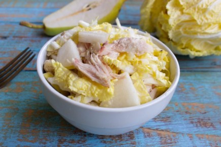 Сочный салат с пекинской капустой, курицей и грушей