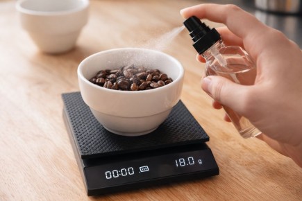 Капля воды перед помолом: как улучшить кофе и не повредить кофемолку