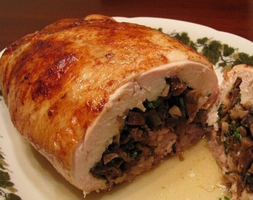Нежный рулет из курицы с ароматными грибами