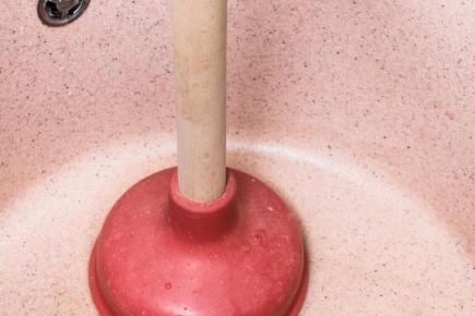 Как быстро и эффективно устранить засор в раковине без помощи сантехника