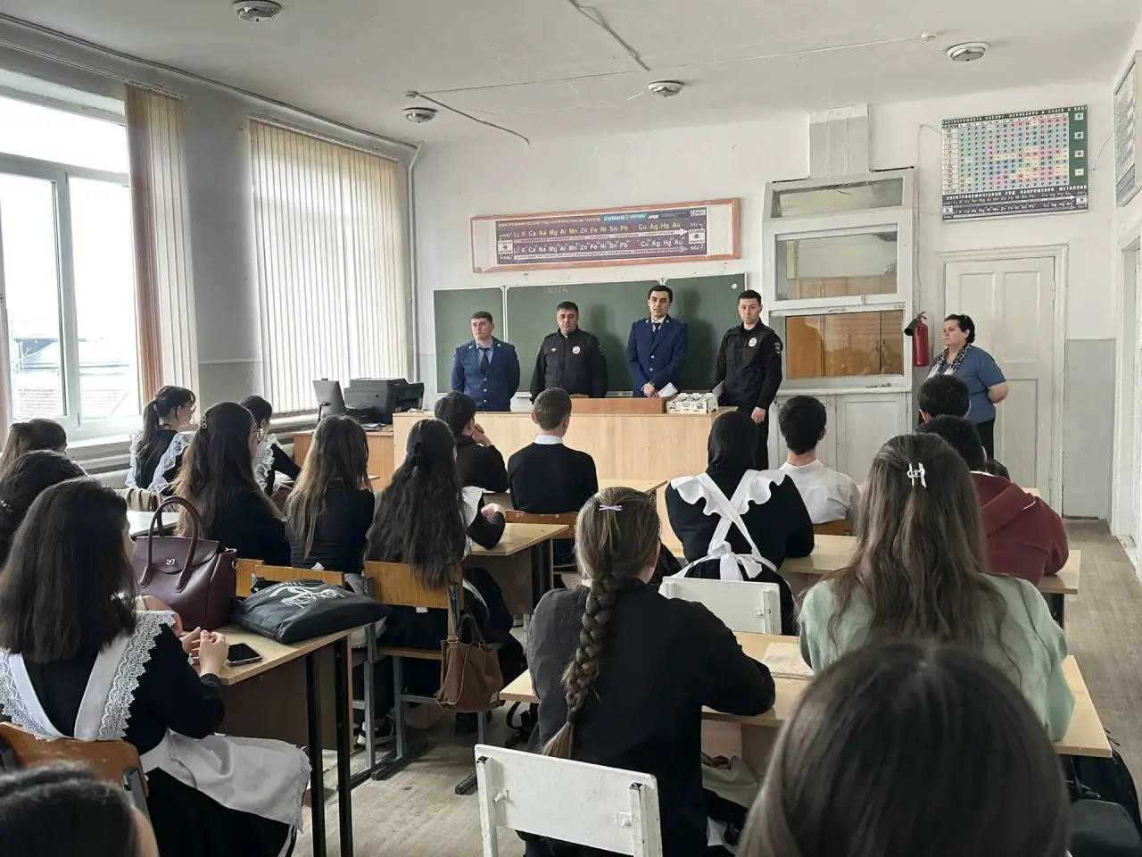 В рамках правового просвещения и профилактики правонарушений среди несовершеннолетних сотрудники прокуратуры Лескенского района Кантемир Малухов и Кантемир Кулимов провели профилактическую беседу с учениками МКОУ «СОШ им.... В рамках правового просвещения и профилактики правонарушений среди несовершеннолетних сотрудники прокуратуры Лескенского района Кантемир Малухов и Кантемир Кулимов провели профилактическую беседу с учениками МКОУ «СОШ им....