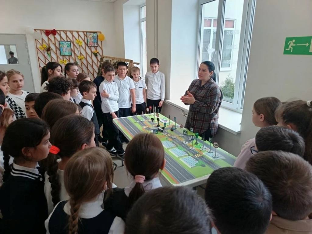 Специалисты «Лаборатории безопасности» Центра профилактики детского дорожно-транспортного травматизма при Министерстве просвещения и науки республики вместе с сотрудниками Госавтоинспекции Отдела МВД России по Майскому... Специалисты «Лаборатории безопасности» Центра профилактики детского дорожно-транспортного травматизма при Министерстве просвещения и науки республики вместе с сотрудниками Госавтоинспекции Отдела МВД России по Майскому...