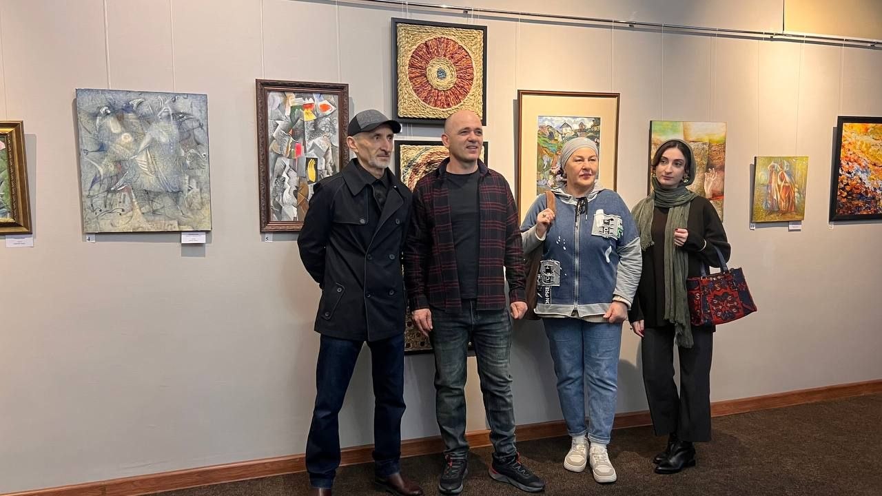 В Нальчике открылась выставка «Смена декораций» В Нальчике открылась выставка «Смена декораций»