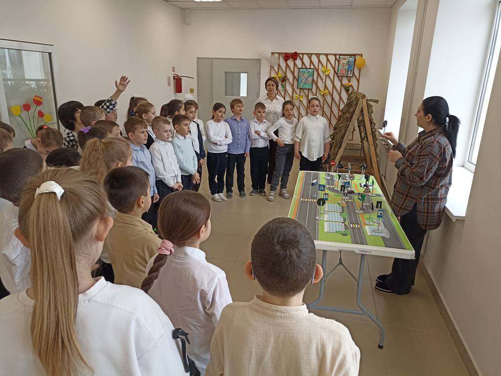 Специалисты «Лаборатории безопасности» Центра профилактики детского дорожно-транспортного травматизма при Министерстве просвещения и науки республики вместе с сотрудниками Госавтоинспекции Отдела МВД России по Майскому... Специалисты «Лаборатории безопасности» Центра профилактики детского дорожно-транспортного травматизма при Министерстве просвещения и науки республики вместе с сотрудниками Госавтоинспекции Отдела МВД России по Майскому...