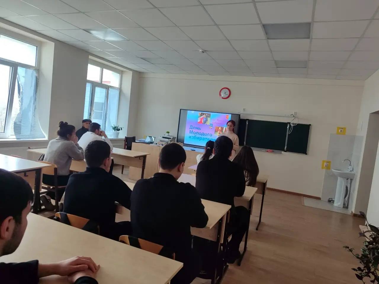 В Нижне-Курпском филиале Терской ЦБС в рамках Дня молодого избирателя был проведён час правовой культуры "Идём на выборы впервые" с учениками 11 класса МКОУ СОШ сп Нижний Курп В Нижне-Курпском филиале Терской ЦБС в рамках Дня молодого избирателя был проведён час правовой культуры "Идём на выборы впервые" с учениками 11 класса МКОУ СОШ сп Нижний Курп
