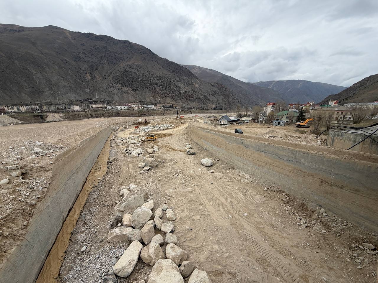 Казбек Коков: В Тырныаузе продолжаются работы по устранению последствий прошлогоднего схода селевых потоков на реке Герхожан-Суу Казбек Коков: В Тырныаузе продолжаются работы по устранению последствий прошлогоднего схода селевых потоков на реке Герхожан-Суу