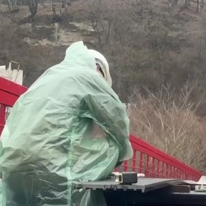 Ежедневно продолжаются работы по капитальному ремонту пешеходного моста, ведущего в направлении Кизиловки, в рамках программы обновления терренкура