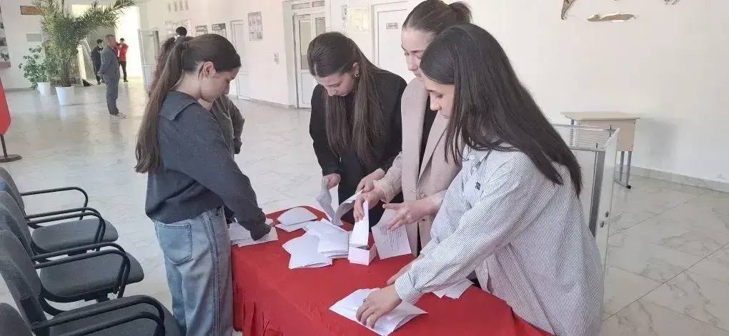 В рамках празднования Дня молодого избирателя в МОУ «СОШ имени А.М.Ахматова» с.п.Былым состоялись выборы в Совет школьного самоуправления В рамках празднования Дня молодого избирателя в МОУ «СОШ имени А.М.Ахматова» с.п.Былым состоялись выборы в Совет школьного самоуправления