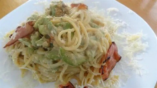 Пастная карбонара с кабачками: яркое обновление классики