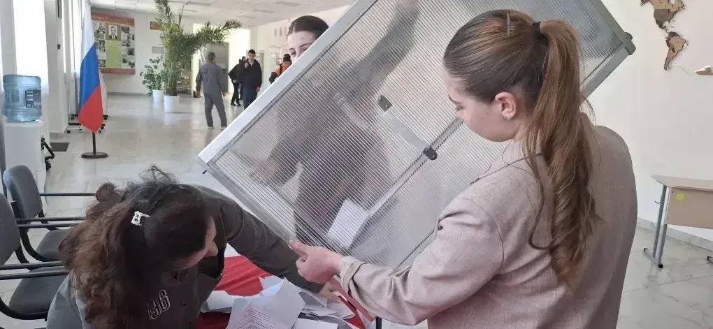 В рамках празднования Дня молодого избирателя в МОУ «СОШ имени А.М.Ахматова» с.п.Былым состоялись выборы в Совет школьного самоуправления В рамках празднования Дня молодого избирателя в МОУ «СОШ имени А.М.Ахматова» с.п.Былым состоялись выборы в Совет школьного самоуправления