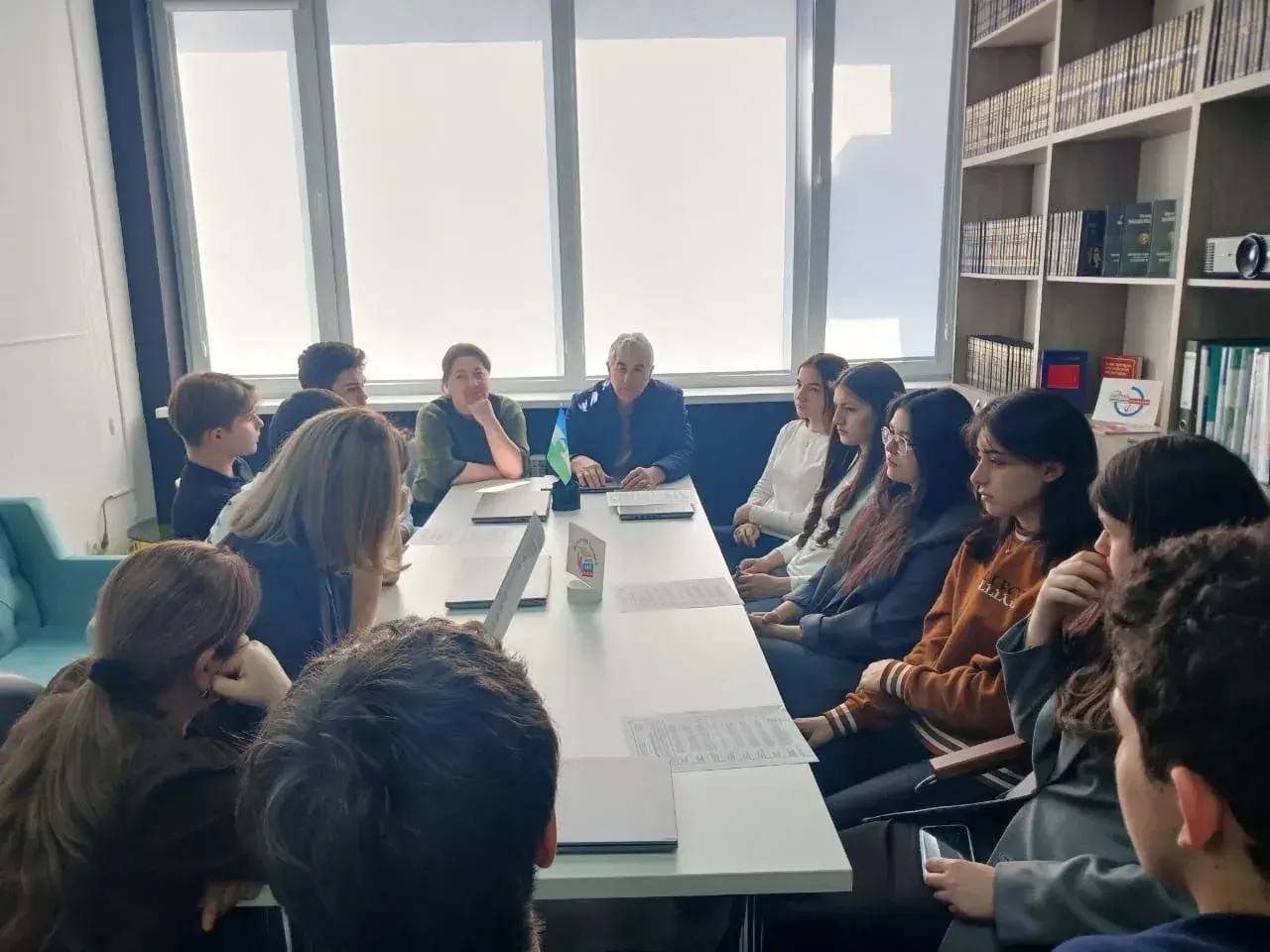 модельной библиотеке с.п. Второй Лескен состоялась познавательная беседа за круглым столом на тему «Выбери своё будущее», приуроченная ко Дню молодого избирателя модельной библиотеке с.п. Второй Лескен состоялась познавательная беседа за круглым столом на тему «Выбери своё будущее», приуроченная ко Дню молодого избирателя