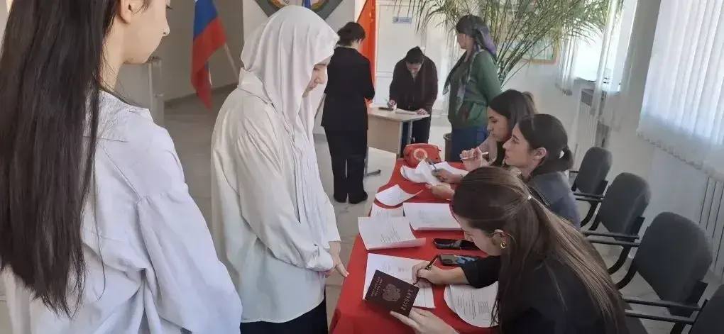 В рамках празднования Дня молодого избирателя в МОУ «СОШ имени А.М.Ахматова» с.п.Былым состоялись выборы в Совет школьного самоуправления