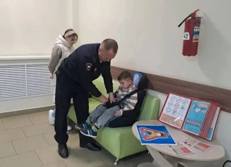 Полицейские и общественники Кабардино-Балкарии организовали в детской поликлинике тренинги по ПДД «Рецепт безопасности» Полицейские и общественники Кабардино-Балкарии организовали в детской поликлинике тренинги по ПДД «Рецепт безопасности»