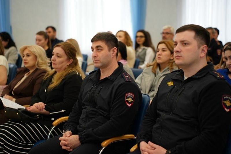 Полицейские Кабардино-Балкарии приняли участие в совещании республиканского родительского совета Полицейские Кабардино-Балкарии приняли участие в совещании республиканского родительского совета