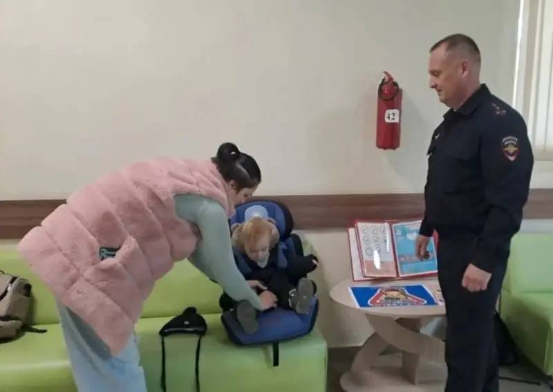 Полицейские и общественники Кабардино-Балкарии организовали в детской поликлинике тренинги по ПДД «Рецепт безопасности» Полицейские и общественники Кабардино-Балкарии организовали в детской поликлинике тренинги по ПДД «Рецепт безопасности»