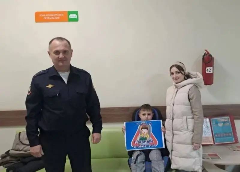 Полицейские и общественники Кабардино-Балкарии организовали в детской поликлинике тренинги по ПДД «Рецепт безопасности» Полицейские и общественники Кабардино-Балкарии организовали в детской поликлинике тренинги по ПДД «Рецепт безопасности»