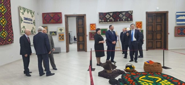 В Национальном музее КБР открылась выставка "Тепло земли Балкарии моей", приуроченная к Дню возрождения балкарского народа