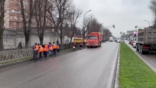В рамках нормативного содержания во всех муниципальных районах подрядными организациями осуществляется уборка наносов грунта вдоль бордюров и из-под ограждений вручную