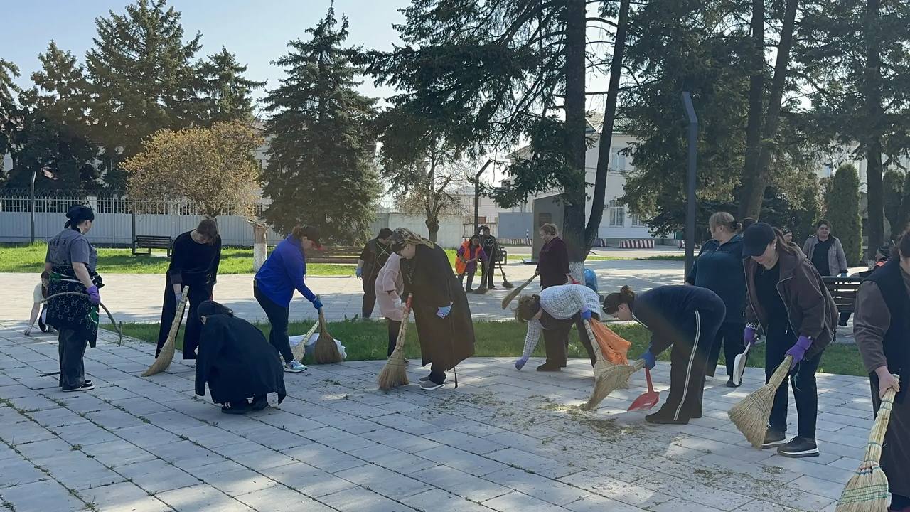 В субботнике приняли участие более пяти тысяч человек В субботнике приняли участие более пяти тысяч человек