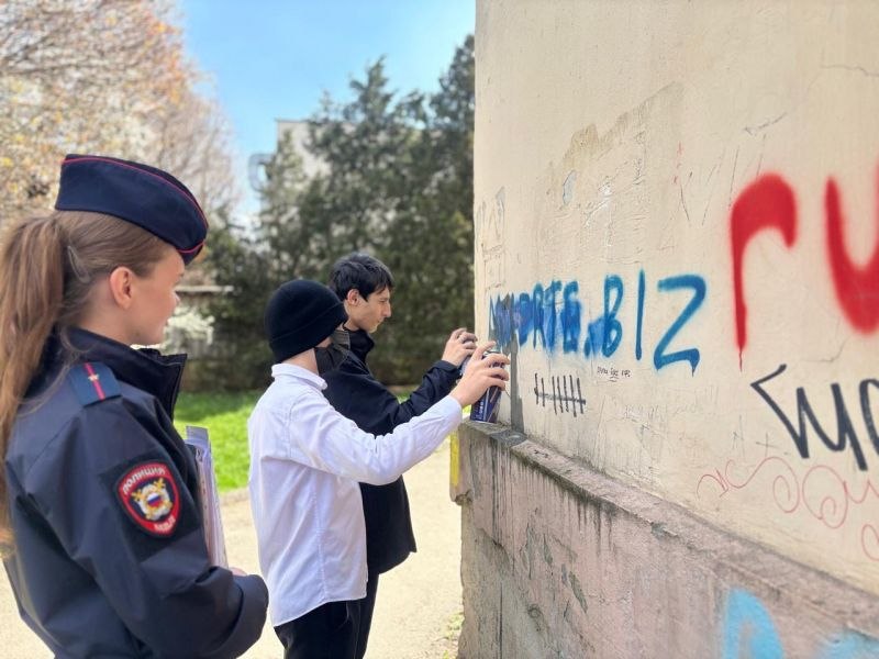 В Нальчике школьники совместно с полицейскими и общественниками очистили стены домов от вредоносных надписей В Нальчике школьники совместно с полицейскими и общественниками очистили стены домов от вредоносных надписей