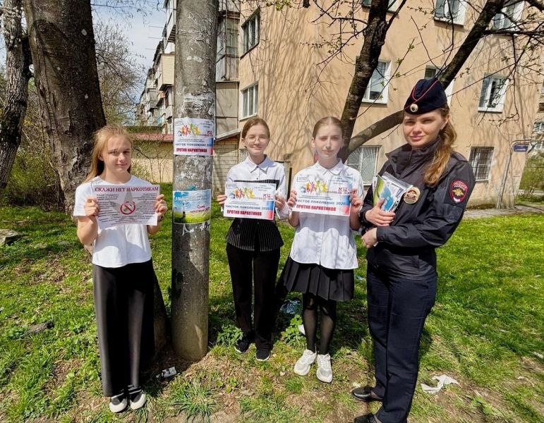 В Нальчике школьники совместно с полицейскими и общественниками очистили стены домов от вредоносных надписей В Нальчике школьники совместно с полицейскими и общественниками очистили стены домов от вредоносных надписей