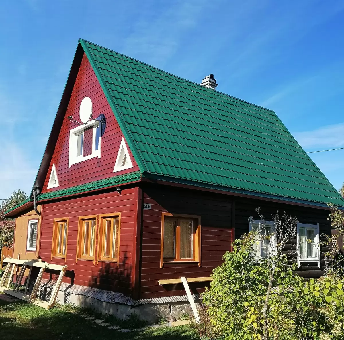 Как новая крыша преобразила дачный домик