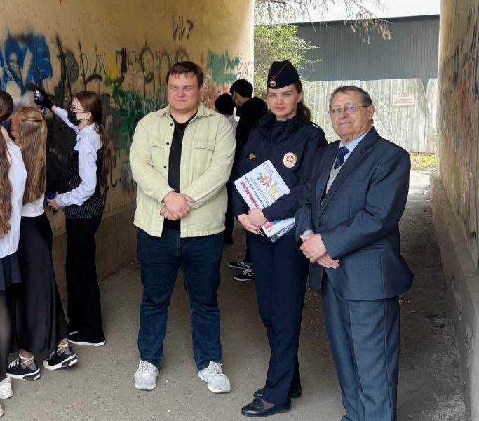 В Нальчике школьники совместно с полицейскими и общественниками очистили стены домов от вредоносных надписей В Нальчике школьники совместно с полицейскими и общественниками очистили стены домов от вредоносных надписей