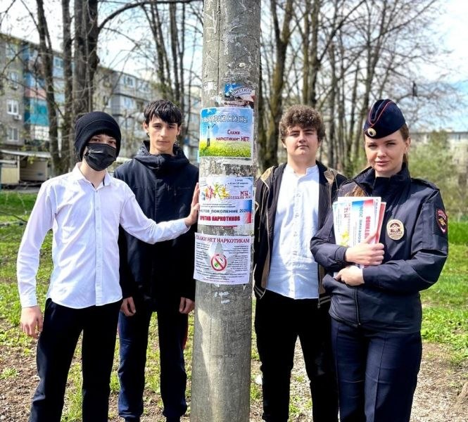 В Нальчике школьники совместно с полицейскими и общественниками очистили стены домов от вредоносных надписей В Нальчике школьники совместно с полицейскими и общественниками очистили стены домов от вредоносных надписей