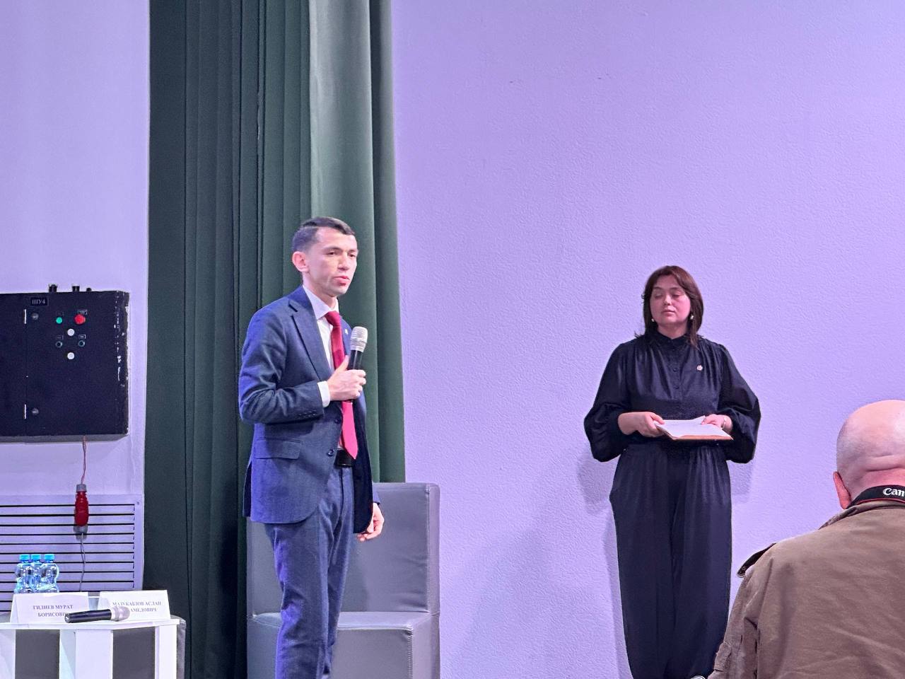 В Центре культурного развития в Нальчике в эти минуты проходит демонстрация документального фильма «Предательство» Андрея Медведева В Центре культурного развития в Нальчике в эти минуты проходит демонстрация документального фильма «Предательство» Андрея Медведева