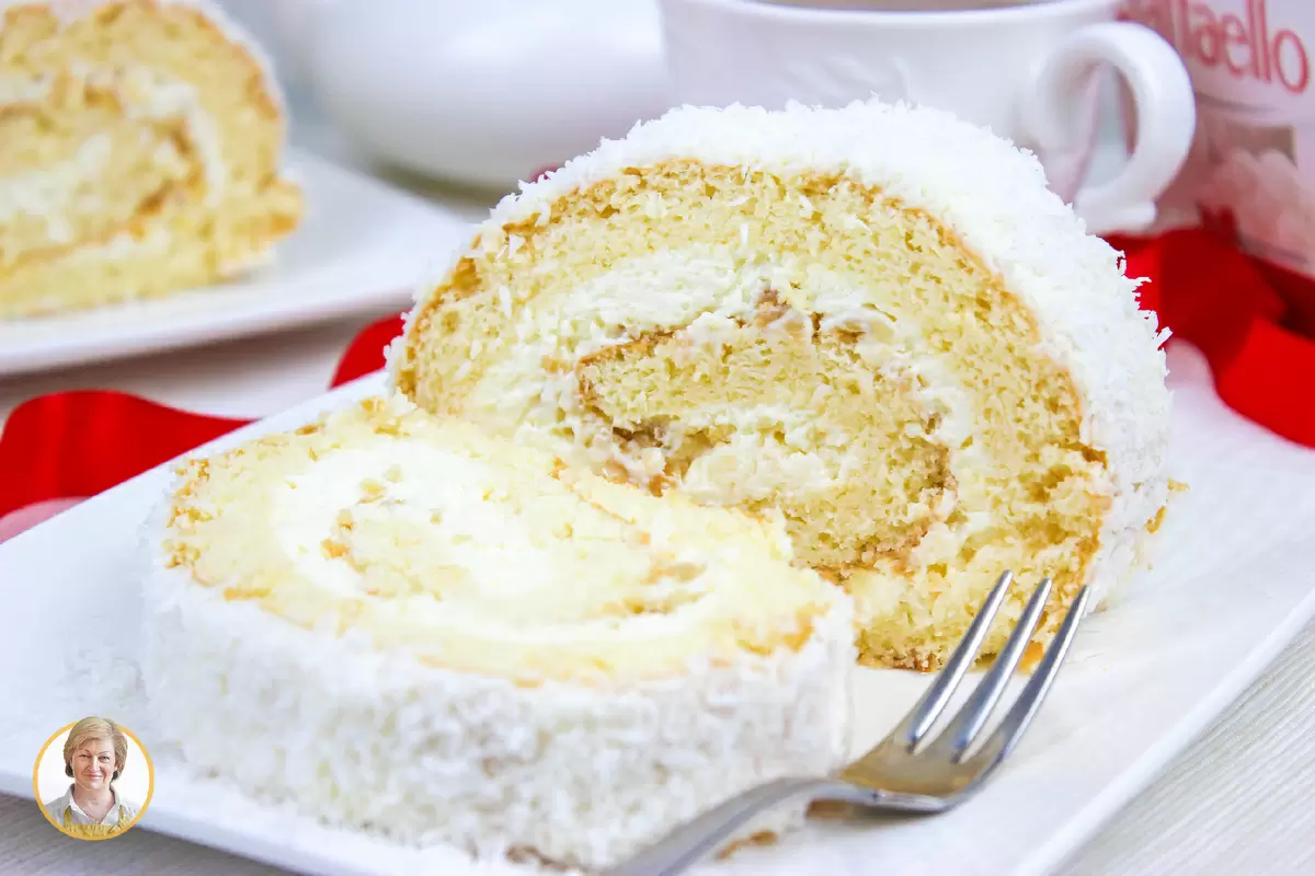 Восторг на десерт: Праздничный рулет Рафаэлло с кокосом и миндалем