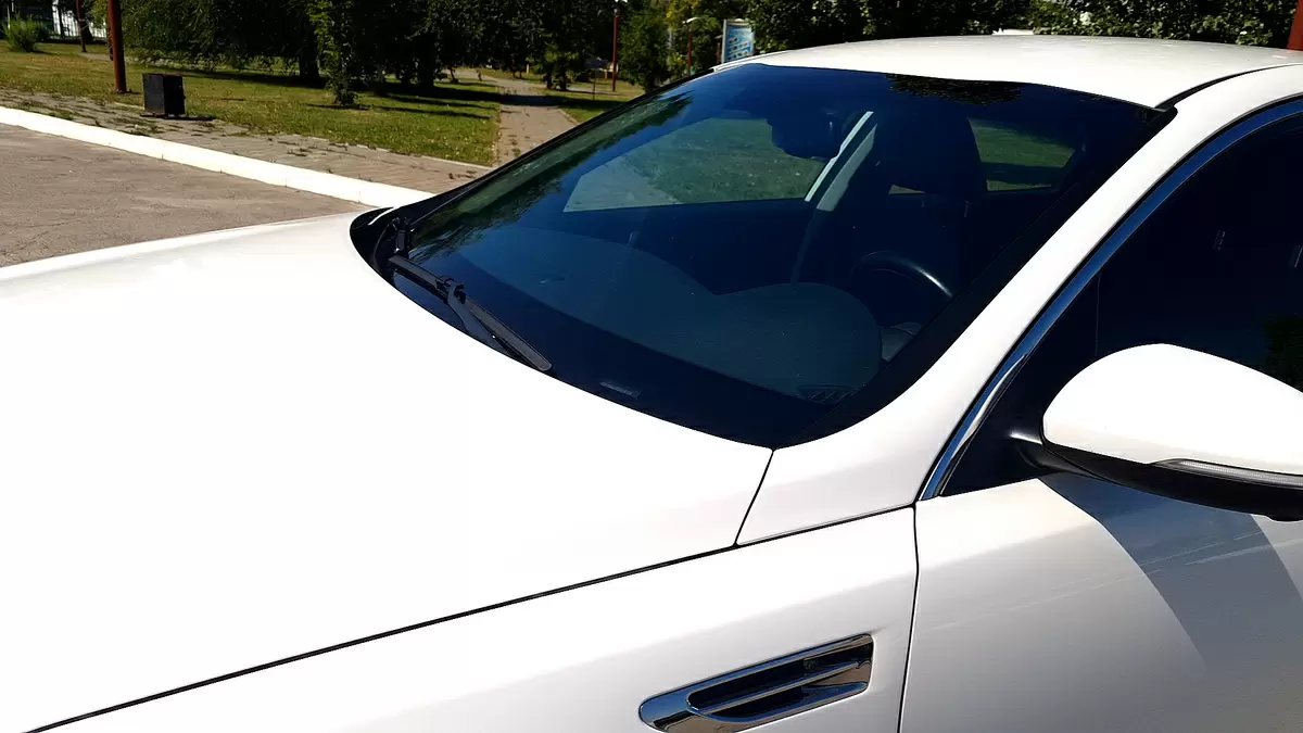 Как блестяще очистить лобовое стекло изнутри для идеальной видимости за рулем