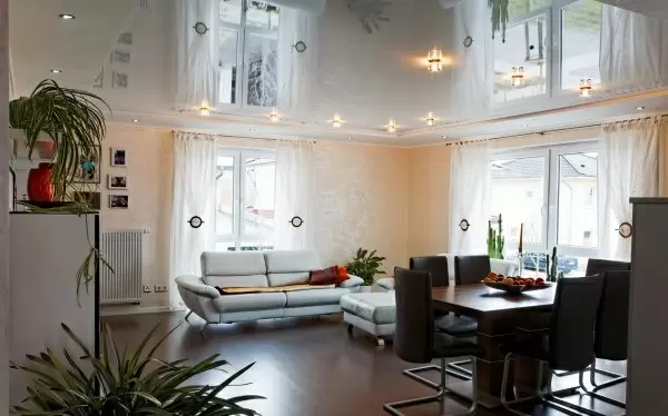 Как правильно ухаживать за натяжными потолками: секреты без разводов