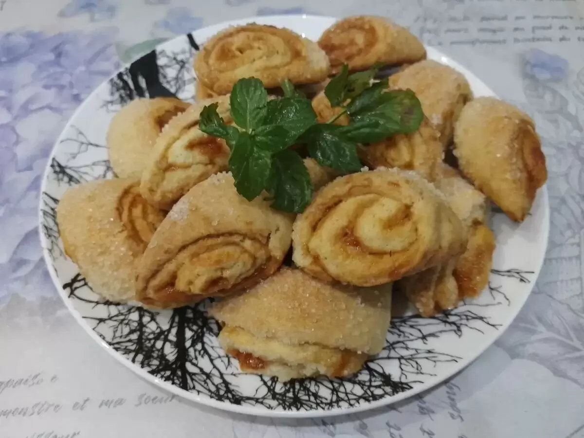 Печенье рулетики без яиц: сладкое лакомство с абрикосовым вареньем