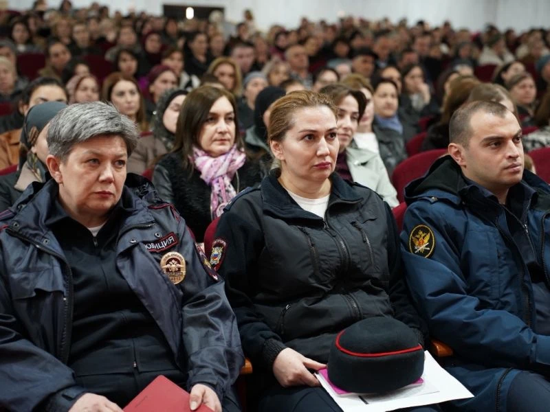 Свыше полутысячи родителей Кабардино-Балкарии приняли участие в масштабном родительском собрании по вопросам детской безопасности Свыше полутысячи родителей Кабардино-Балкарии приняли участие в масштабном родительском собрании по вопросам детской безопасности