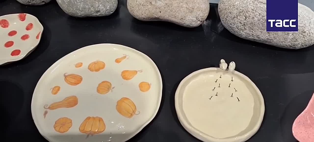 Экспериментальный арт-проект "Как будто", состоящий из графики, живописи и прикладного искусства, показали 15 молодых художников Кабардино-Балкарии в парке 100-летия в Нальчике, передает корреспондент ТАСС