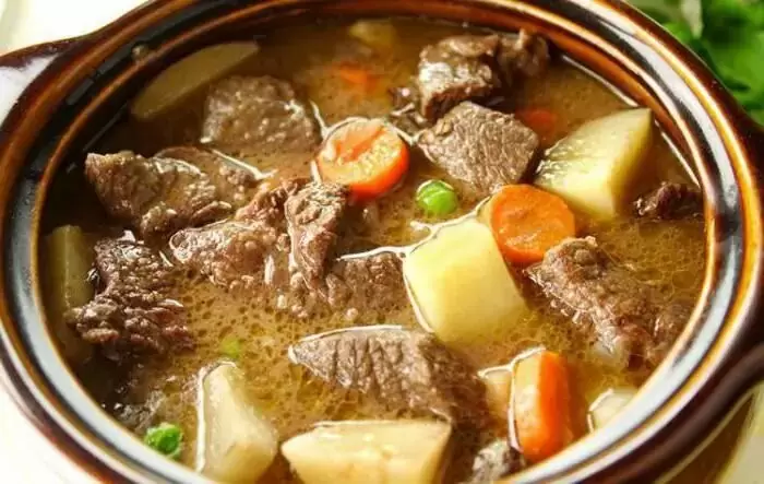 Неповторимый картофельный рагу со свининой и изюминкой из соленых огурцов