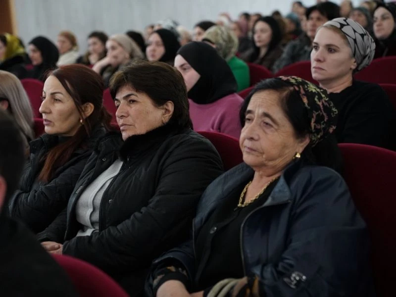 Свыше полутысячи родителей Кабардино-Балкарии приняли участие в масштабном родительском собрании по вопросам детской безопасности Свыше полутысячи родителей Кабардино-Балкарии приняли участие в масштабном родительском собрании по вопросам детской безопасности