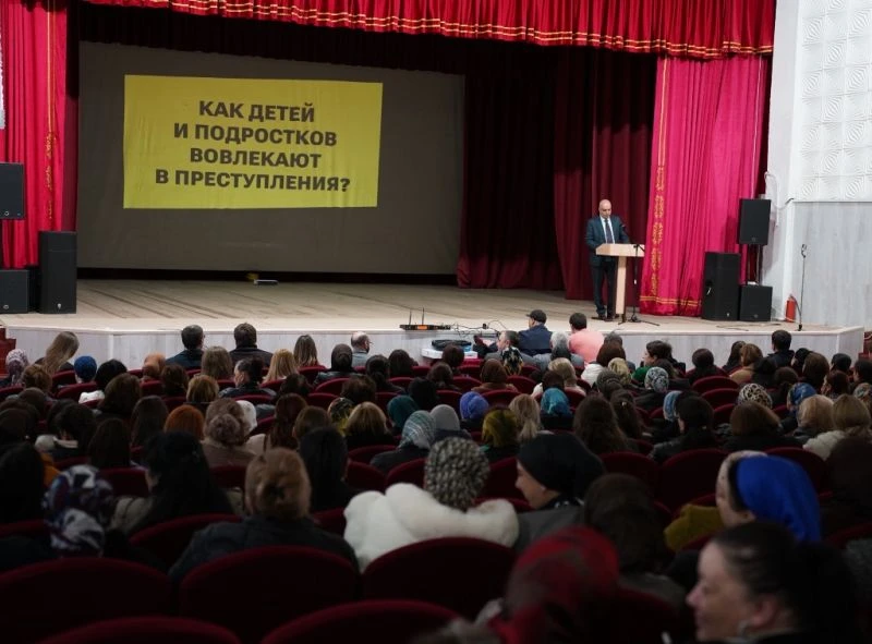 Свыше полутысячи родителей Кабардино-Балкарии приняли участие в масштабном родительском собрании по вопросам детской безопасности Свыше полутысячи родителей Кабардино-Балкарии приняли участие в масштабном родительском собрании по вопросам детской безопасности