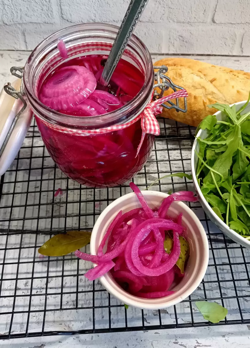 Нежный вкус маринованного красного лука: идеальное дополнение к вашим блюдам