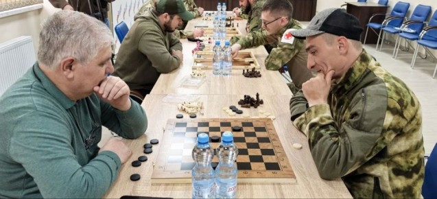 В фонде «Защитники Отечества» провели турнир по нардам, шахматам, шашкам и дартсу, в котором приняли участие ветераны СВО