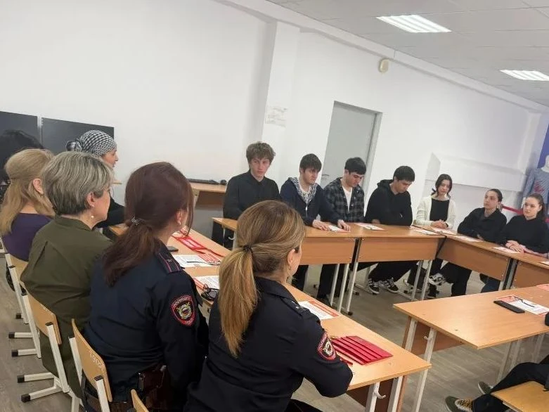 В Эльбрусском районе вручили удостоверения добровольным народным дружинникам В Эльбрусском районе вручили удостоверения добровольным народным дружинникам