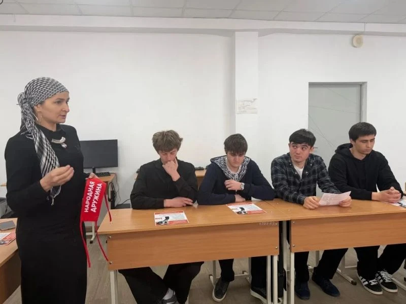 В Эльбрусском районе вручили удостоверения добровольным народным дружинникам В Эльбрусском районе вручили удостоверения добровольным народным дружинникам