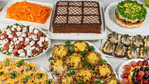 Праздничное меню: восхитительные закуски, салаты и шоколадный торт для весёлой компании