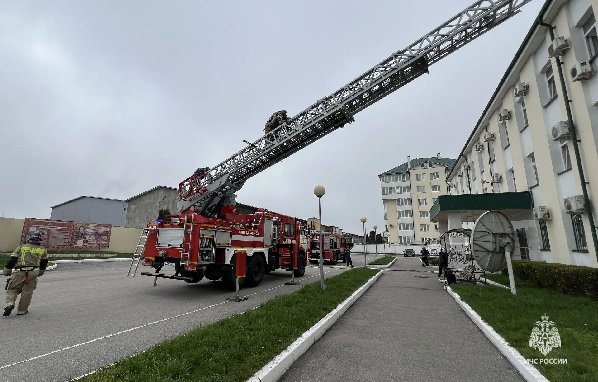 На базе Управления Росгвардии по Кабардино-Балкарии прошли совместные с сотрудниками МЧС России пожарно-тактические учения На базе Управления Росгвардии по Кабардино-Балкарии прошли совместные с сотрудниками МЧС России пожарно-тактические учения