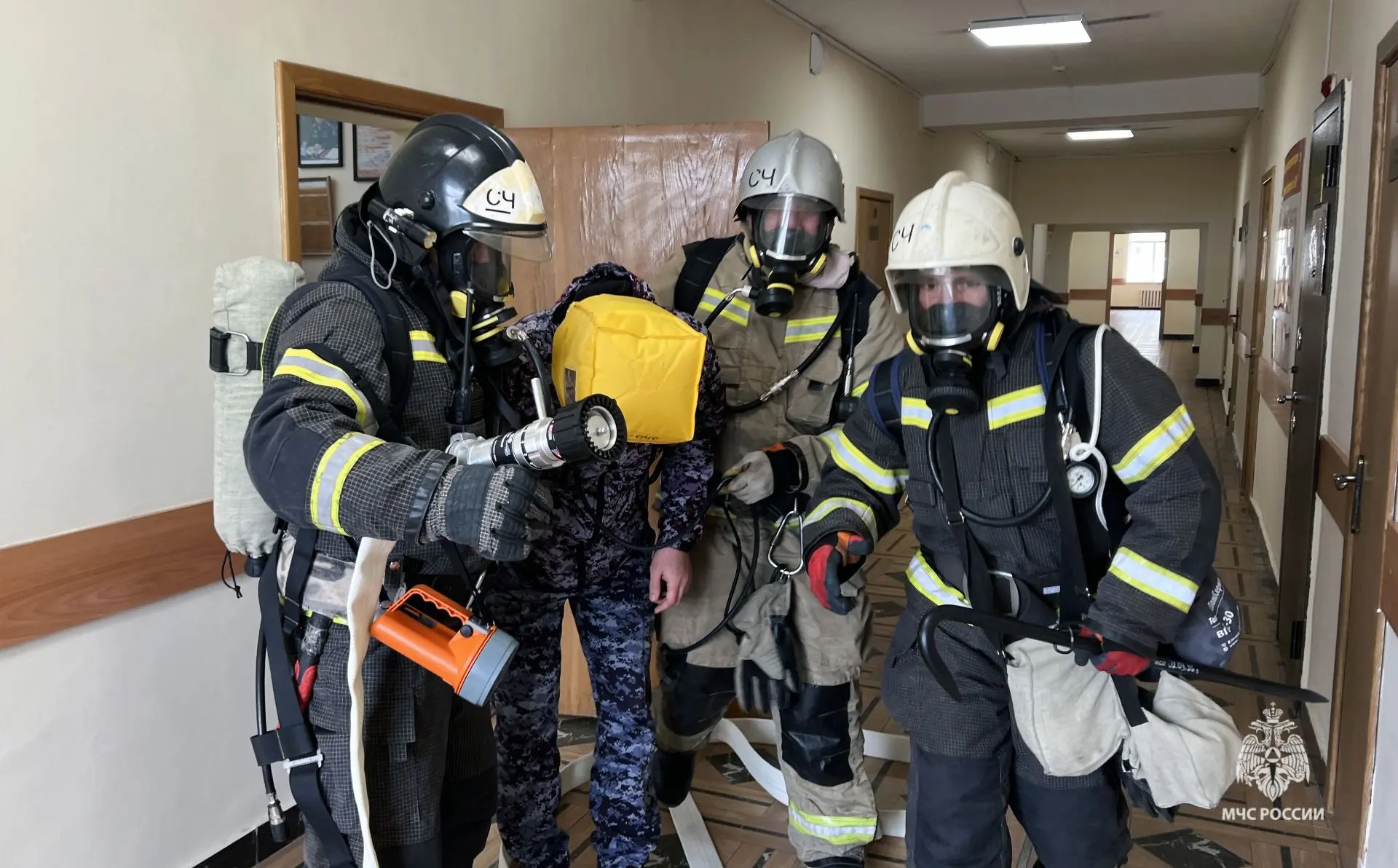 На базе Управления Росгвардии по Кабардино-Балкарии прошли совместные с сотрудниками МЧС России пожарно-тактические учения На базе Управления Росгвардии по Кабардино-Балкарии прошли совместные с сотрудниками МЧС России пожарно-тактические учения