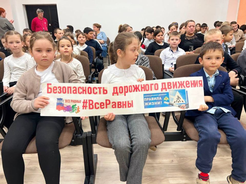 Сотрудники Госавтоинспекции вместе с инспекторами по делам несовершеннолетних МО МВД России «Прохладненский» провели профилактические встречи с учениками двух общеобразовательных школ района Сотрудники Госавтоинспекции вместе с инспекторами по делам несовершеннолетних МО МВД России «Прохладненский» провели профилактические встречи с учениками двух общеобразовательных школ района