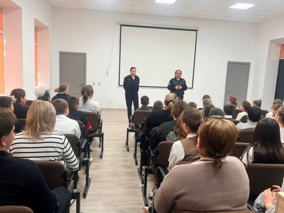 Сотрудники Госавтоинспекции вместе с инспекторами по делам несовершеннолетних МО МВД России «Прохладненский» провели профилактические встречи с учениками двух общеобразовательных школ района Сотрудники Госавтоинспекции вместе с инспекторами по делам несовершеннолетних МО МВД России «Прохладненский» провели профилактические встречи с учениками двух общеобразовательных школ района