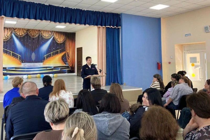 Полицейские Майского района провели серию профилактических встреч с педагогами образовательных учреждений Полицейские Майского района провели серию профилактических встреч с педагогами образовательных учреждений