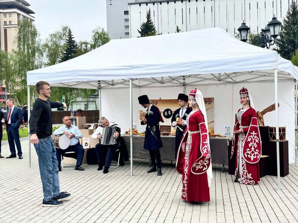В Нальчике состоялось торжественное открытие перекрестного Российско-Абхазского молодежного форума В Нальчике состоялось торжественное открытие перекрестного Российско-Абхазского молодежного форума