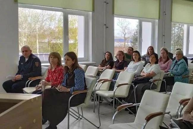 Полицейские Майского района провели серию профилактических встреч с педагогами образовательных учреждений Полицейские Майского района провели серию профилактических встреч с педагогами образовательных учреждений